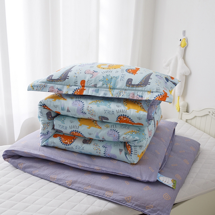 91家纺网 家纺一手货源 找家纺 八零年代 2025新款学生季特惠 全棉幼儿园三件套13372纯棉卡通三件套被套 恐龙家族