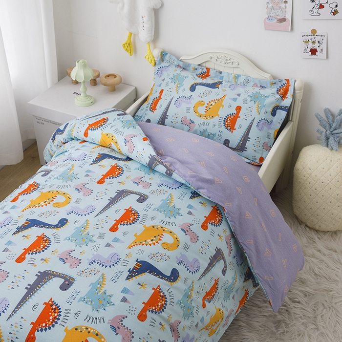 91家纺网 家纺一手货源 找家纺 八零年代 2025新款学生季特惠 全棉幼儿园三件套13372纯棉卡通三件套被套 恐龙家族