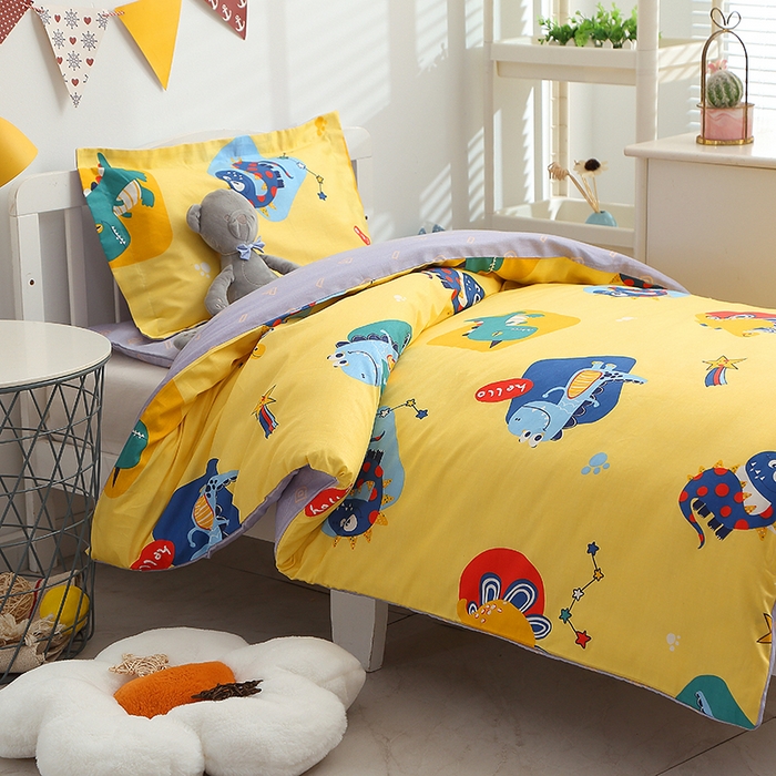 91家纺网 家纺一手货源 找家纺 八零年代 2025新款学生季特惠 全棉幼儿园三件套13372纯棉卡通三件套被套 恐龙乐园-黄