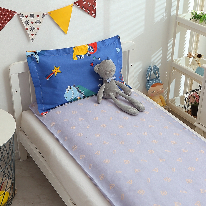 91家纺网 家纺一手货源 找家纺 八零年代 2025新款学生季特惠 全棉幼儿园三件套13372纯棉卡通三件套被套  恐龙乐园-蓝