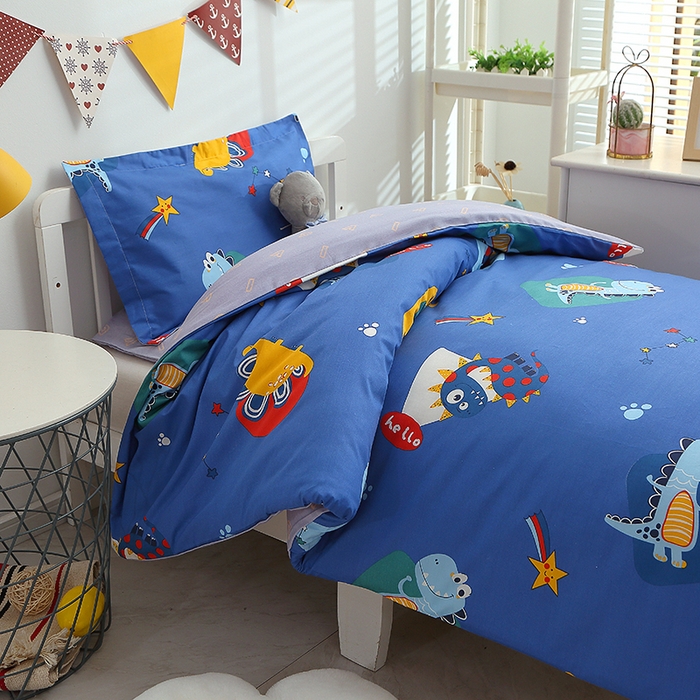 91家纺网 家纺一手货源 找家纺 八零年代 2025新款学生季特惠 全棉幼儿园三件套13372纯棉卡通三件套被套  恐龙乐园-蓝