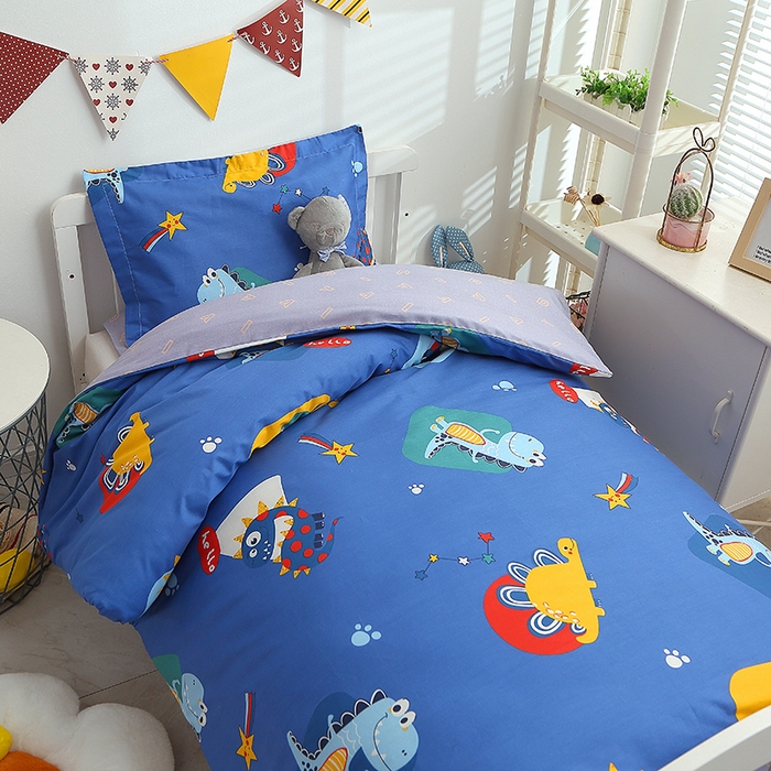 91家纺网 家纺一手货源 找家纺 八零年代 2025新款学生季特惠 全棉幼儿园三件套13372纯棉卡通三件套被套  恐龙乐园-蓝