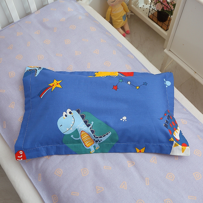 91家纺网 家纺一手货源 找家纺 八零年代 2025新款学生季特惠 全棉幼儿园三件套13372纯棉卡通三件套被套  恐龙乐园-蓝