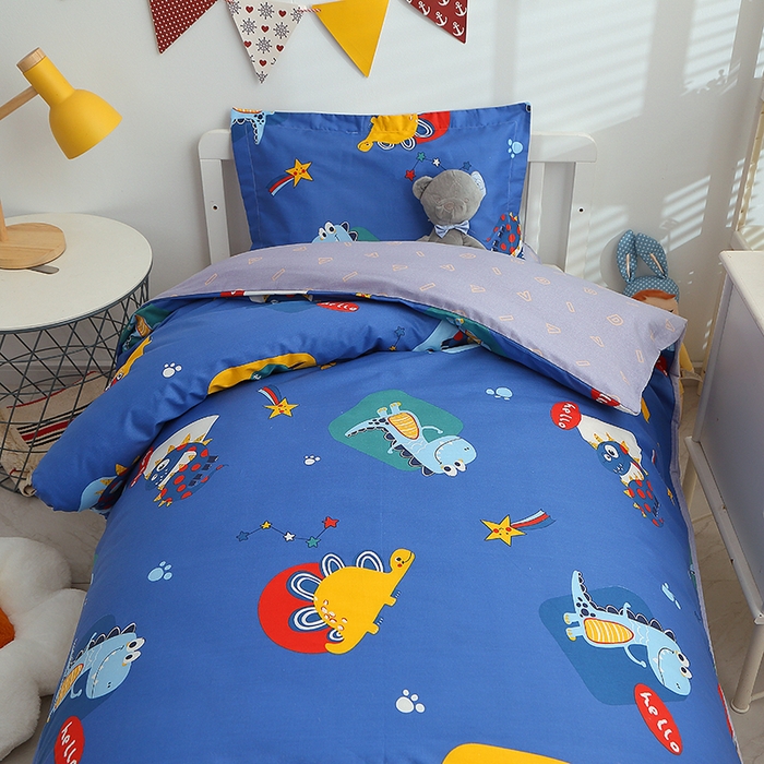 91家纺网 家纺一手货源 找家纺 八零年代 2025新款学生季特惠 全棉幼儿园三件套13372纯棉卡通三件套被套  恐龙乐园-蓝