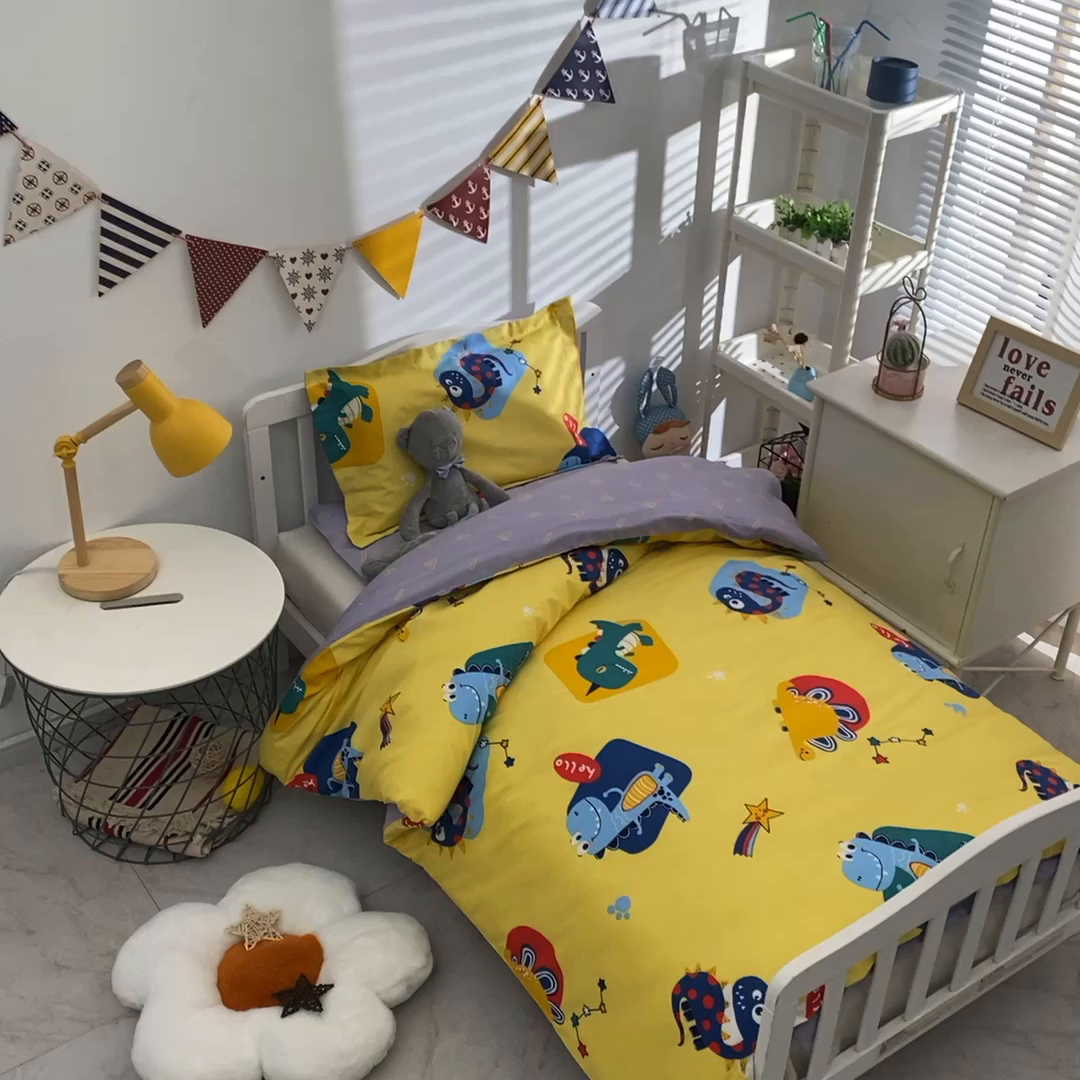 91家纺网 家纺一手货源 找家纺 八零年代 2025新款学生季特惠 全棉幼儿园三件套13372纯棉卡通三件套被套 恐龙乐园-黄