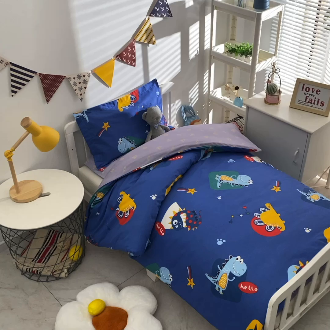 91家纺网 家纺一手货源 找家纺 八零年代 2025新款学生季特惠 全棉幼儿园三件套13372纯棉卡通三件套被套  恐龙乐园-蓝