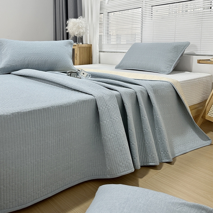 91家纺网 家纺一手货源 找家纺 拾小柒 2025新款全棉色织水洗棉夹棉防滑床盖 浅蓝色