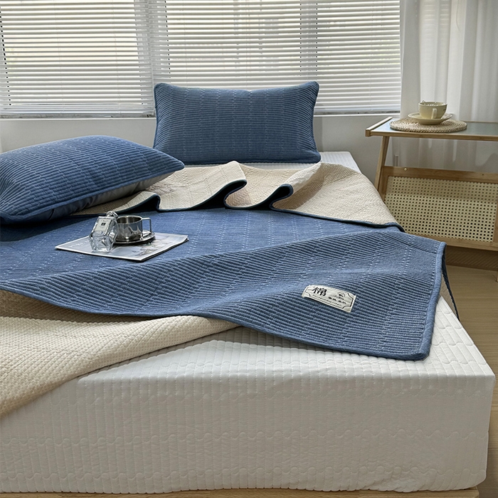 91家纺网 家纺一手货源 找家纺 拾小柒 2025新款全棉色织水洗棉夹棉防滑床盖 牛仔蓝