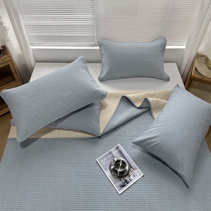 91家纺网 家纺一手货源 找家纺 拾小柒 2025新款全棉色织水洗棉夹棉防滑床盖 浅蓝色