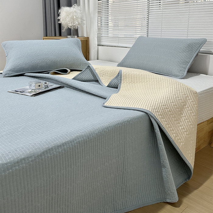 91家纺网 家纺一手货源 找家纺 拾小柒 2025新款全棉色织水洗棉夹棉防滑床盖 浅蓝色