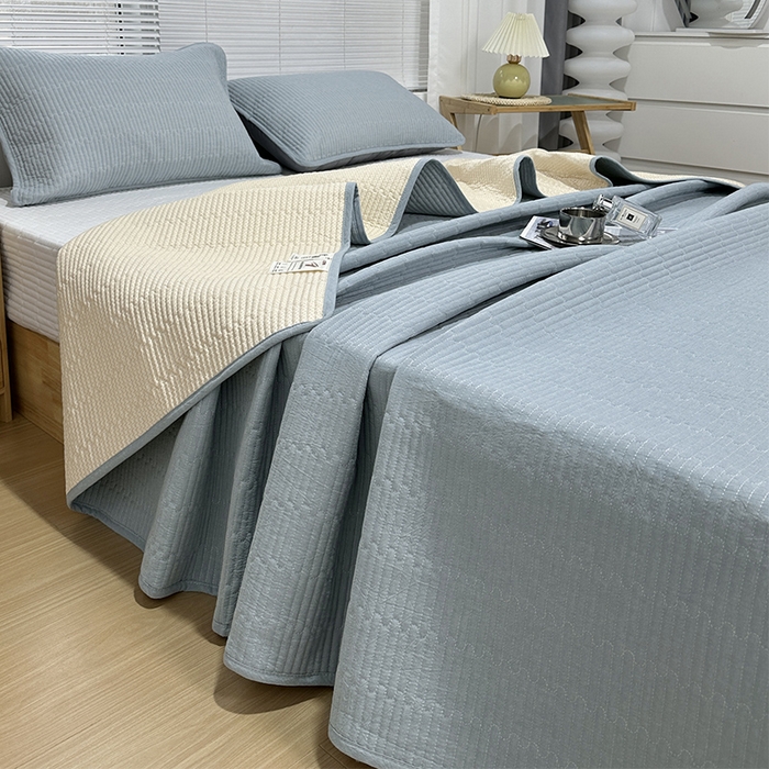 91家纺网 家纺一手货源 找家纺 拾小柒 2025新款全棉色织水洗棉夹棉防滑床盖 浅蓝色