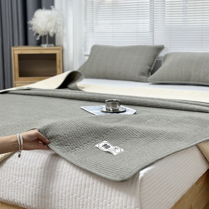 91家纺网 家纺一手货源 找家纺 拾小柒 2025新款全棉色织水洗棉夹棉防滑床盖 青灰色