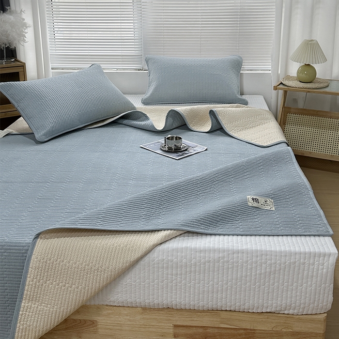 91家纺网 家纺一手货源 找家纺 拾小柒 2025新款全棉色织水洗棉夹棉防滑床盖 浅蓝色