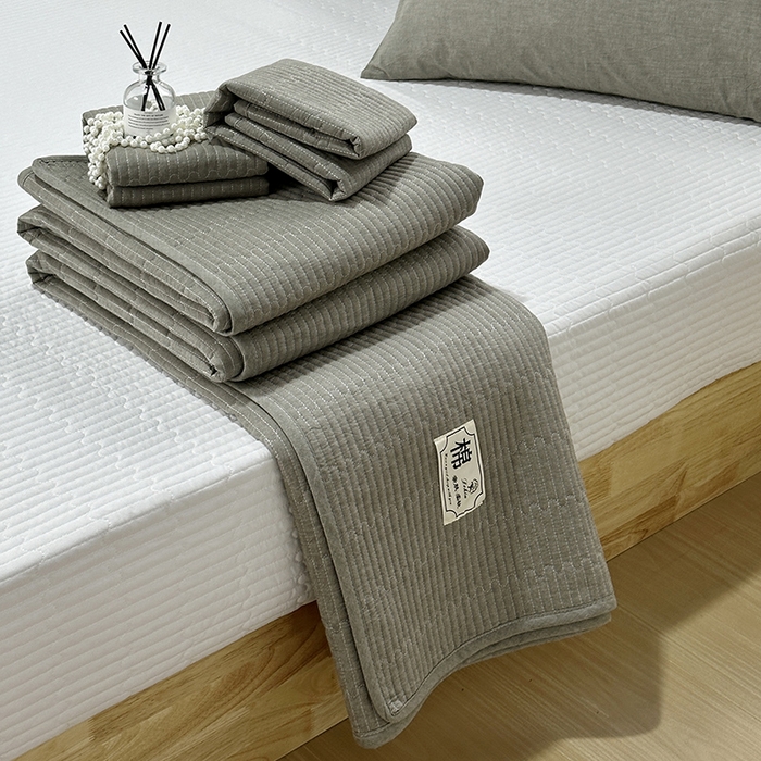 91家纺网 家纺一手货源 找家纺 拾小柒 2025新款全棉色织水洗棉夹棉防滑床盖 青灰色