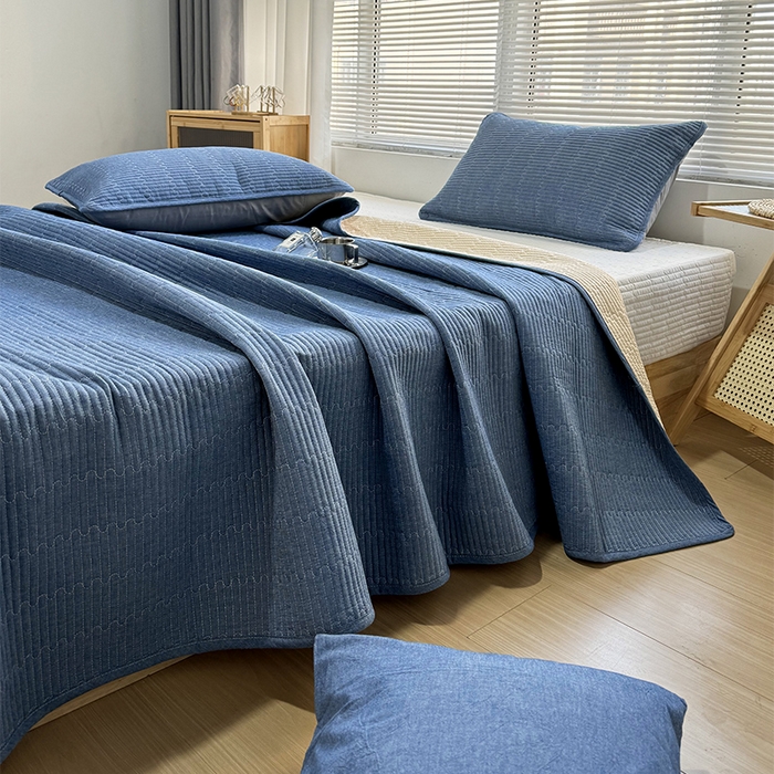 91家纺网 家纺一手货源 找家纺 拾小柒 2025新款全棉色织水洗棉夹棉防滑床盖 牛仔蓝