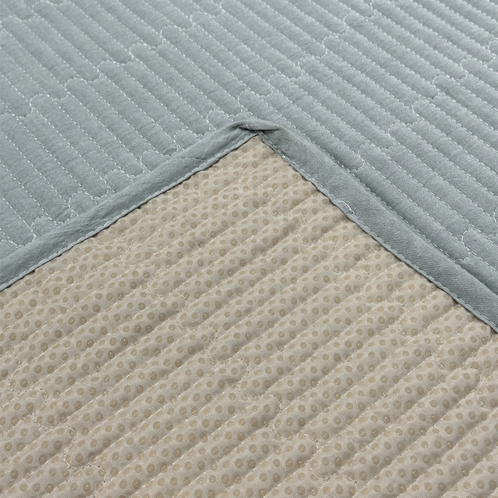 91家纺网 家纺一手货源 找家纺 拾小柒 2025新款全棉色织水洗棉夹棉防滑床盖 浅蓝色