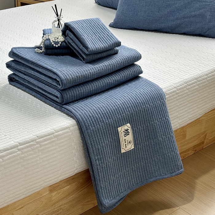 91家纺网 家纺一手货源 找家纺 拾小柒 2025新款全棉色织水洗棉夹棉防滑床盖 牛仔蓝