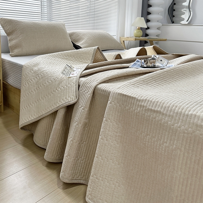 91家纺网 家纺一手货源 找家纺 拾小柒 2025新款全棉色织水洗棉夹棉防滑床盖 卡其色