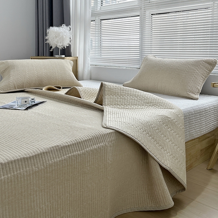 91家纺网 家纺一手货源 找家纺 拾小柒 2025新款全棉色织水洗棉夹棉防滑床盖 卡其色