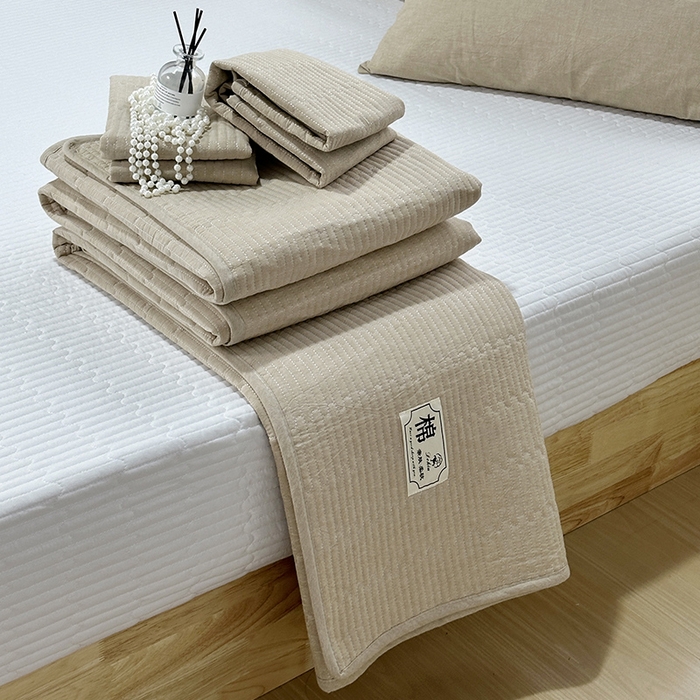 91家纺网 家纺一手货源 找家纺 拾小柒 2025新款全棉色织水洗棉夹棉防滑床盖 卡其色