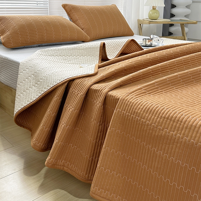 91家纺网 家纺一手货源 找家纺 拾小柒 2025新款全棉色织水洗棉夹棉防滑床盖 焦糖色