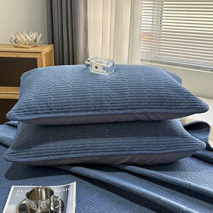 91家纺网 家纺一手货源 找家纺 拾小柒 2025新款全棉色织水洗棉夹棉防滑床盖 牛仔蓝