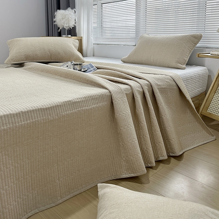 91家纺网 家纺一手货源 找家纺 拾小柒 2025新款全棉色织水洗棉夹棉防滑床盖 卡其色