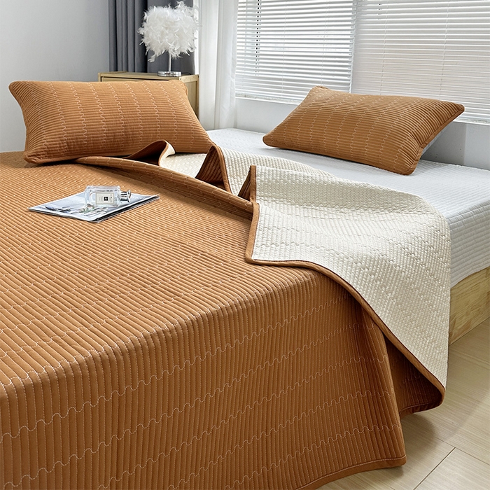 91家纺网 家纺一手货源 找家纺 拾小柒 2025新款全棉色织水洗棉夹棉防滑床盖 焦糖色