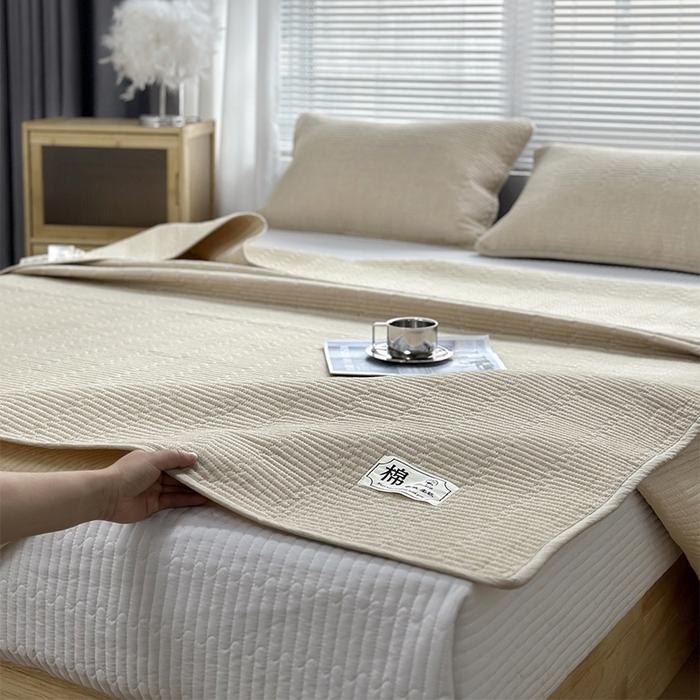 91家纺网 家纺一手货源 找家纺 拾小柒 2025新款全棉色织水洗棉夹棉防滑床盖 卡其色