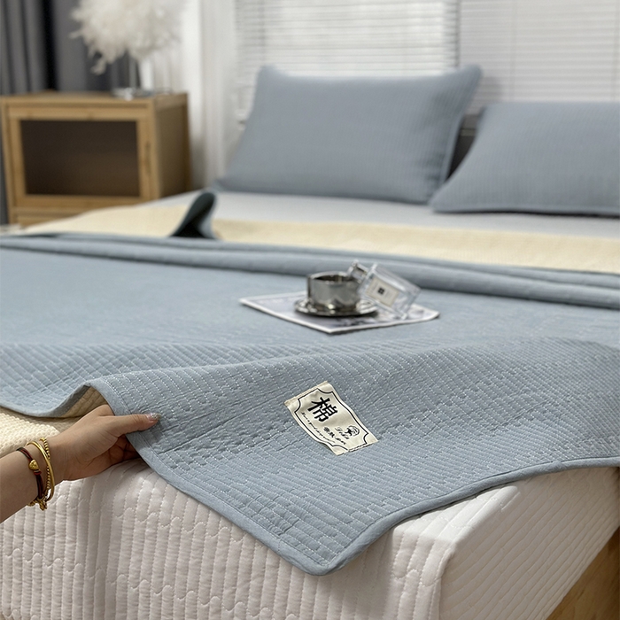 91家纺网 家纺一手货源 找家纺 拾小柒 2025新款全棉色织水洗棉夹棉防滑床盖 浅蓝色