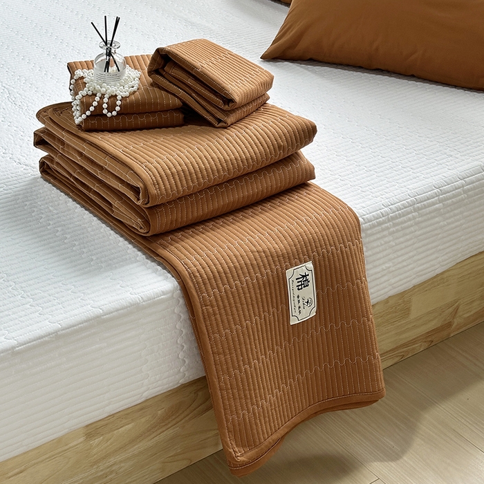 91家纺网 家纺一手货源 找家纺 拾小柒 2025新款全棉色织水洗棉夹棉防滑床盖 焦糖色