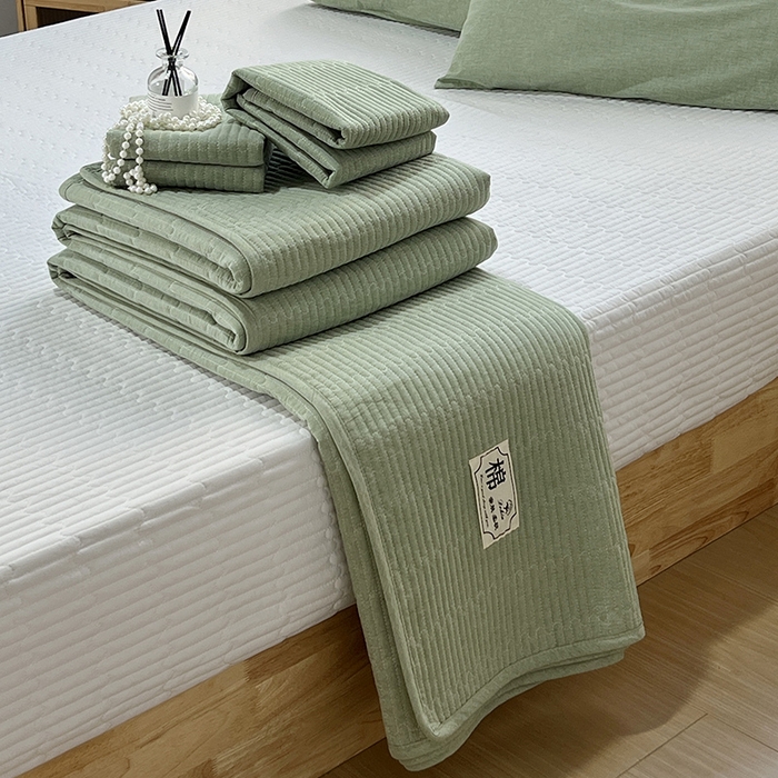 91家纺网 家纺一手货源 找家纺 拾小柒 2025新款全棉色织水洗棉夹棉防滑床盖 浅绿色