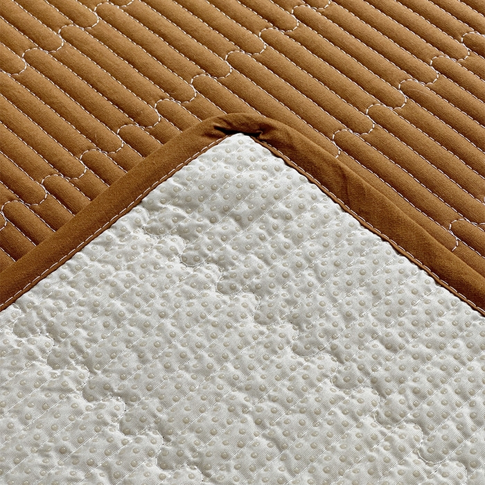 91家纺网 家纺一手货源 找家纺 拾小柒 2025新款全棉色织水洗棉夹棉防滑床盖 焦糖色