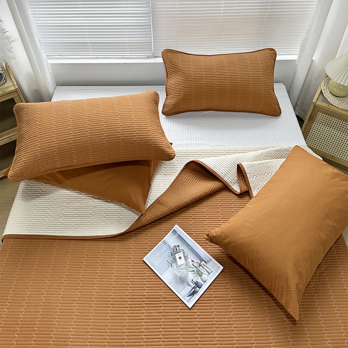 91家纺网 家纺一手货源 找家纺 拾小柒 2025新款全棉色织水洗棉夹棉防滑床盖 焦糖色