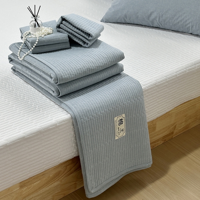 91家纺网 家纺一手货源 找家纺 拾小柒 2025新款全棉色织水洗棉夹棉防滑床盖 浅蓝色