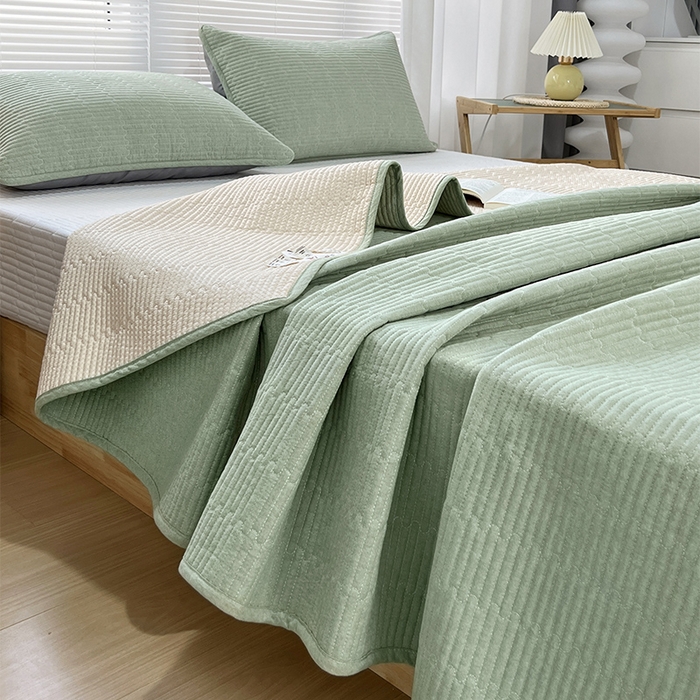 91家纺网 家纺一手货源 找家纺 拾小柒 2025新款全棉色织水洗棉夹棉防滑床盖 浅绿色