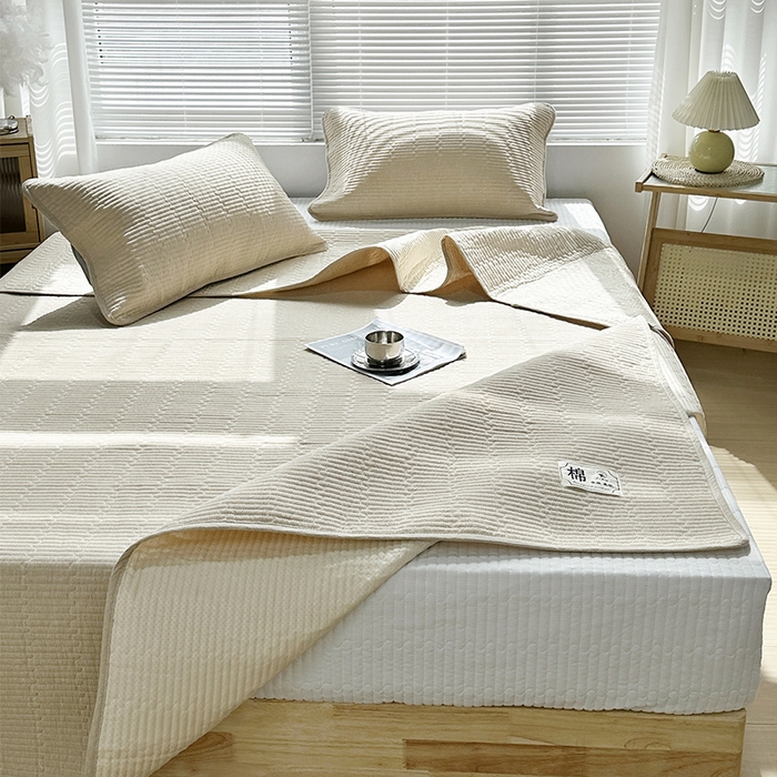 91家纺网 家纺一手货源 找家纺 拾小柒 2025新款全棉色织水洗棉夹棉防滑床盖 卡其色