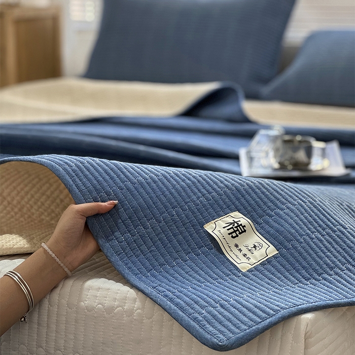 91家纺网 家纺一手货源 找家纺 拾小柒 2025新款全棉色织水洗棉夹棉防滑床盖 牛仔蓝