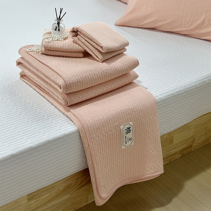 91家纺网 家纺一手货源 找家纺 拾小柒 2025新款全棉色织水洗棉夹棉防滑床盖 粉玉色