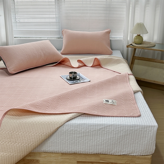 91家纺网 家纺一手货源 找家纺 拾小柒 2025新款全棉色织水洗棉夹棉防滑床盖 粉玉色