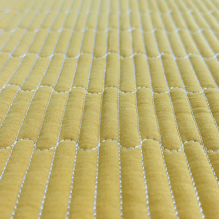 91家纺网 家纺一手货源 找家纺 拾小柒 2025新款全棉色织水洗棉夹棉防滑床盖 姜黄色