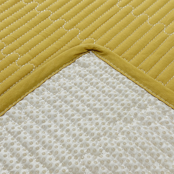 91家纺网 家纺一手货源 找家纺 拾小柒 2025新款全棉色织水洗棉夹棉防滑床盖 姜黄色