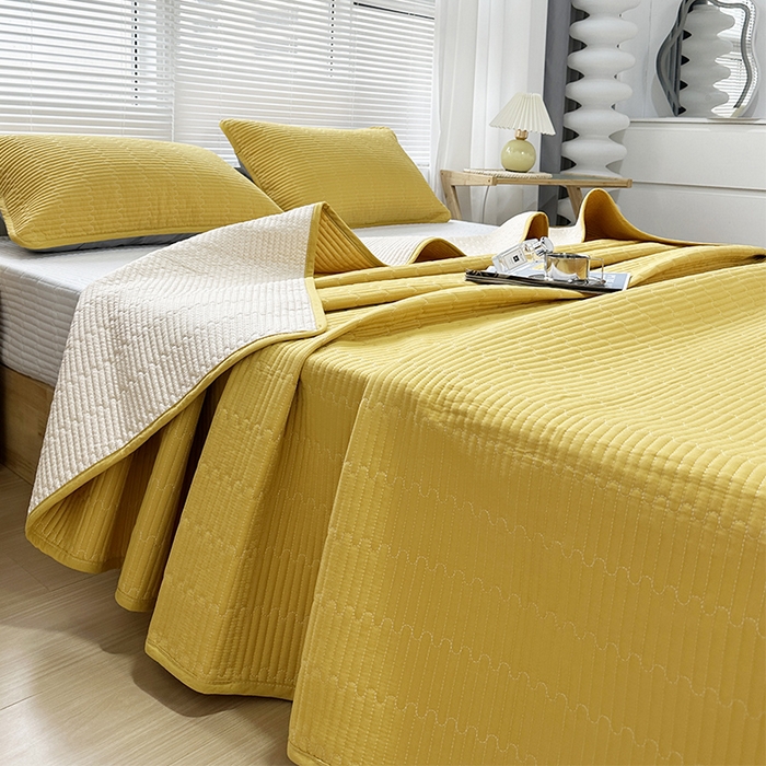 91家纺网 家纺一手货源 找家纺 拾小柒 2025新款全棉色织水洗棉夹棉防滑床盖 姜黄色