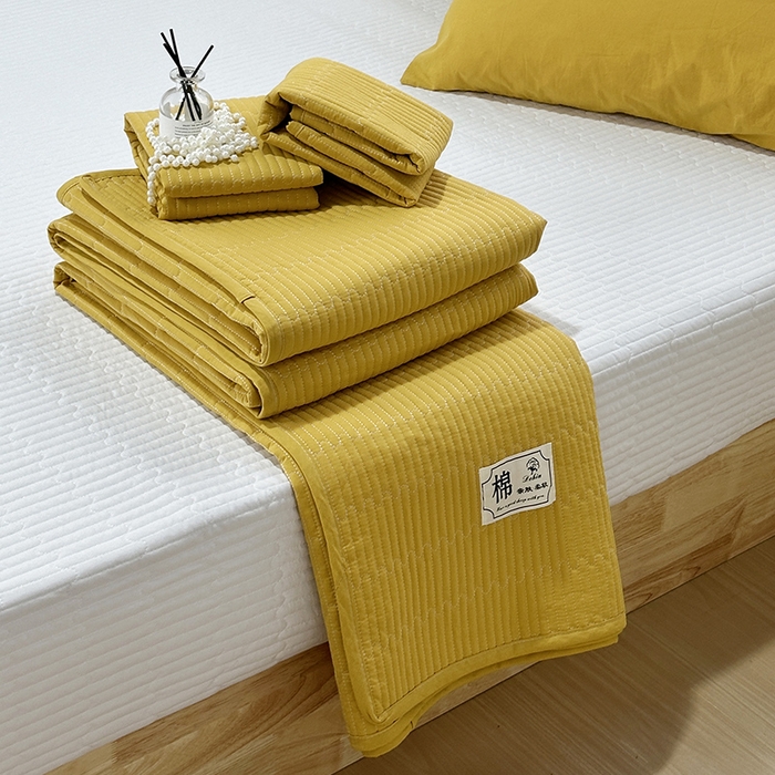 91家纺网 家纺一手货源 找家纺 拾小柒 2025新款全棉色织水洗棉夹棉防滑床盖 姜黄色
