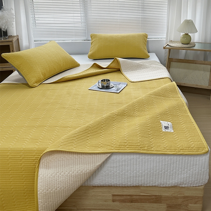 91家纺网 家纺一手货源 找家纺 拾小柒 2025新款全棉色织水洗棉夹棉防滑床盖 姜黄色