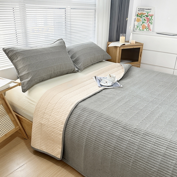 91家纺网 家纺一手货源 找家纺 拾小柒 2025新款全棉色织水洗棉夹棉防滑床盖防水款 青灰色