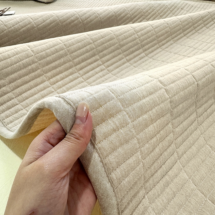 91家纺网 家纺一手货源 找家纺 拾小柒 2025新款全棉色织水洗棉夹棉防滑床盖防水款 卡其色