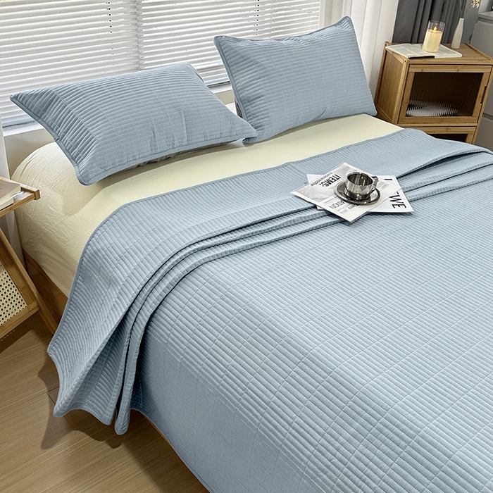 91家纺网 家纺一手货源 找家纺 拾小柒 2025新款全棉色织水洗棉夹棉防滑床盖防水款 浅蓝色