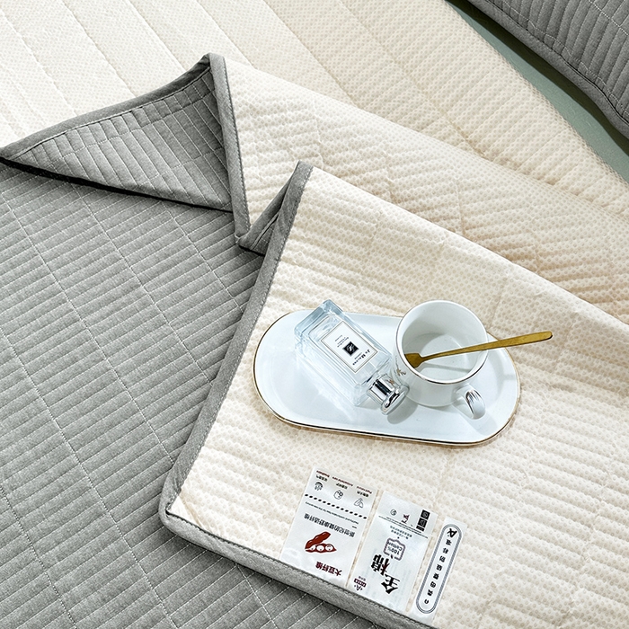 91家纺网 家纺一手货源 找家纺 拾小柒 2025新款全棉色织水洗棉夹棉防滑床盖防水款 青灰色