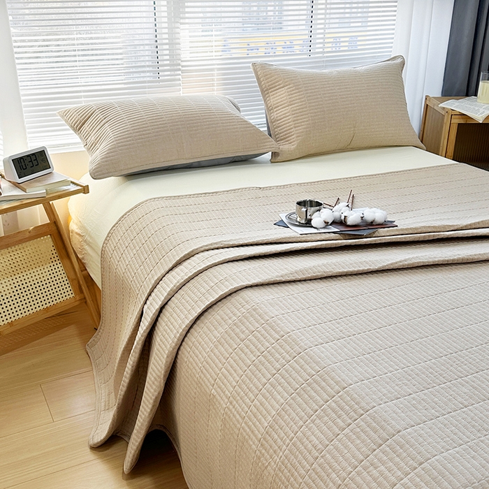 91家纺网 家纺一手货源 找家纺 拾小柒 2025新款全棉色织水洗棉夹棉防滑床盖防水款 卡其色